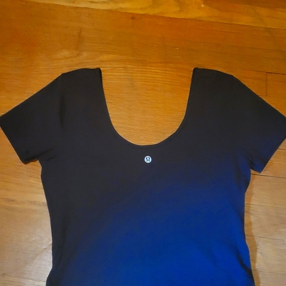 NWOT black Lululemon short sleeve cropped tee - Picture 2 of 3